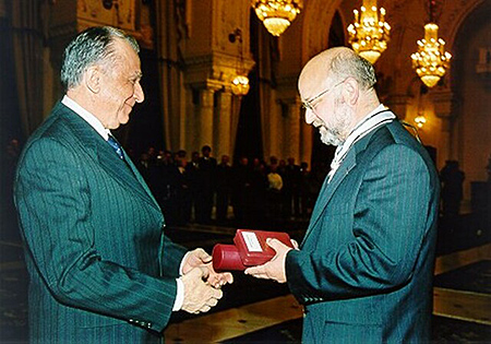 Foto von der Verleihung des Ordens Pentru Merit