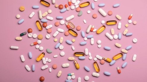 Auf einer Oberfläche verteilte Pillen