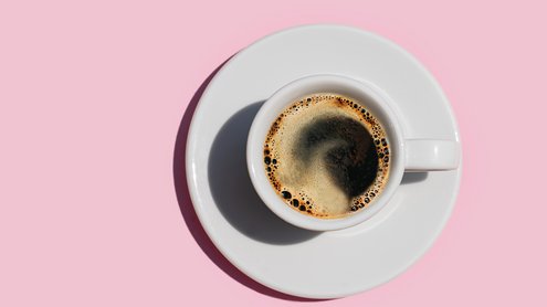 Eine Espressotasse auf einer Untertasse.