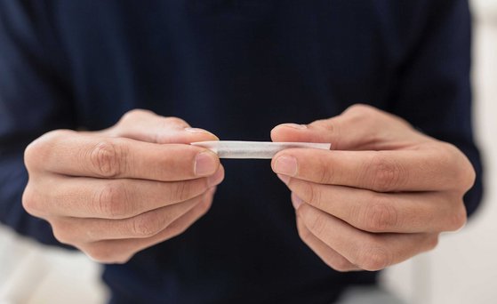 Tabakerzeugnisse Hands rolling a cigarette
