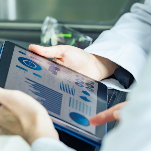 Screen_Screen Person holding a tablet