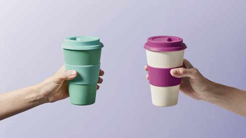 Zwei H&auml;nde halten Mehrwegbecher