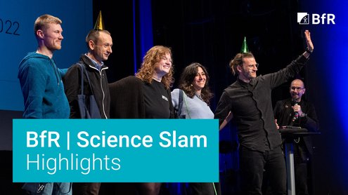 Fünf BfR-Wissenschaftlerinnen und Wissenschaftler stehen mit dem Moderator Mark Bennecke auf der Bühne des 3. BfR Scince Slams