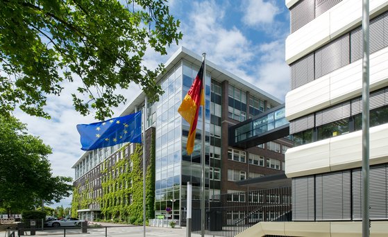 Außenansicht auf zwei moderne Gebäude mit Europa- und Deutschlandfahne, die im Wind wehen. Hauptsitz des Bundesinstitut für Risikobewertung im Jahr 2020 in der Max-Dohrn-Straße in Berlin-Jungfernheide.