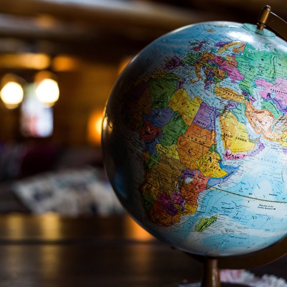 Internationales Globus auf Tisch