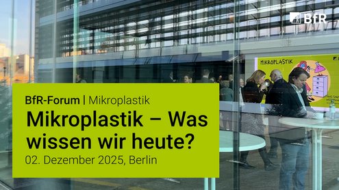 Foto durch Glasfront vom Foyer vor dem Meeting-H&ouml;rsaal mit Stehtischen und Besuchern, die Kaffee trinken; links unten im Bild hellgr&uuml;ne Textbox mit Videotitel