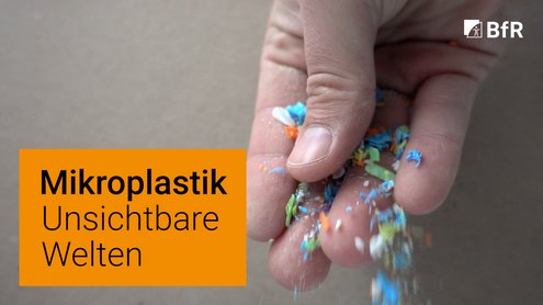 Eine Hand l&auml;sst Mikroplastikpartikel herunterrieseln