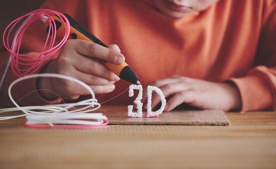 Nanomaterialien Junge fertigt mit einem 3D-Stift einen dreidimensionalen Schriftzug.