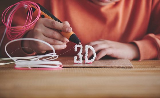 Nanomaterialien Boy creates a three-dimensional 3D lettering with a 3D pen