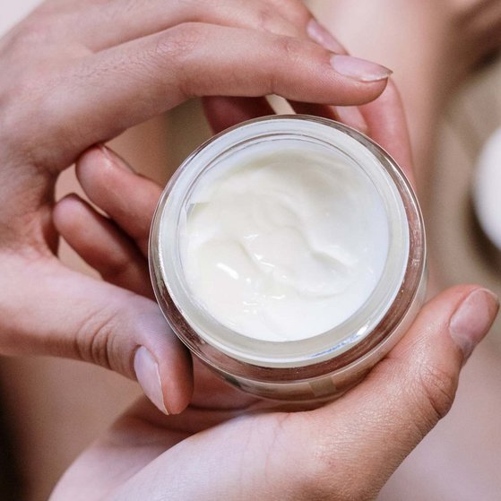Person hält Cremedose