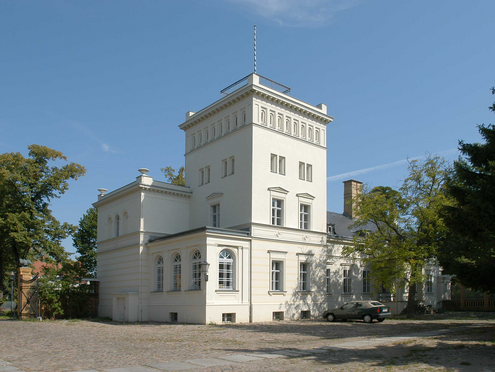 Weißes Haus mit Turm. Das ehemalige Gutshaus in Berlin-Marienfelde ist einer von vier Standorten des BfR.