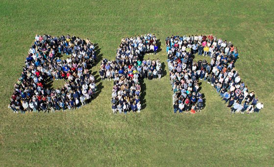 Schriftzug BfR durch BfR-Mitarbeitende dargestellt