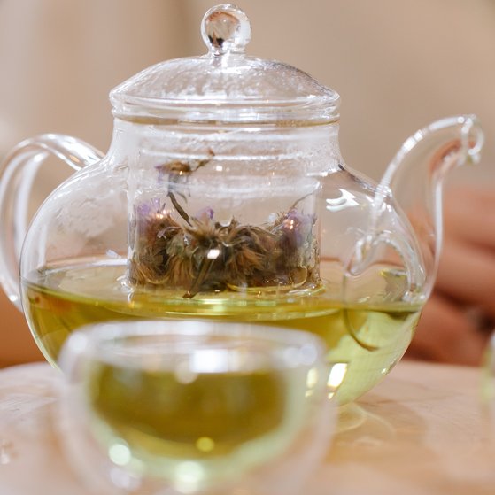 Stoffliche Risiken Gläserne Teekanne mit Tee