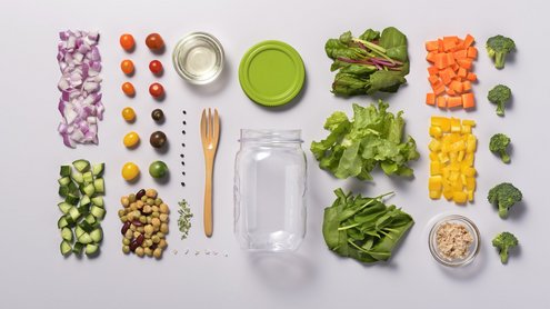 Zutaten für Salat in Einmachglas