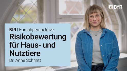 Wissenschaftlerin rechts im Bild vor einem Fenster zu sehen, lächelt in die Kamera; links hellblaue Textbox mit Titel in schwarzer Schrift
