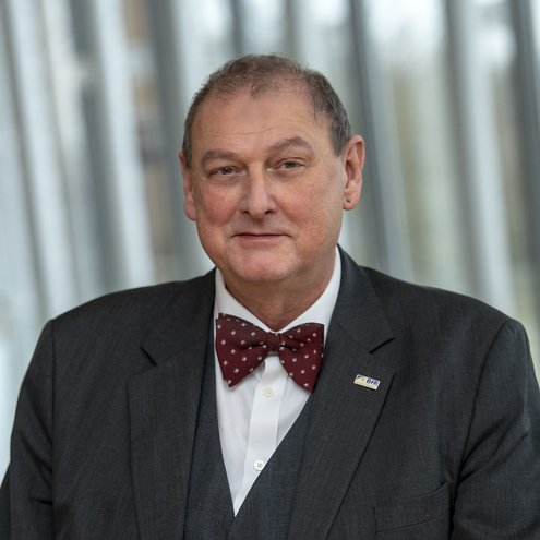 Portraitbild des BfR-Präsidenten Andreas Hensel.