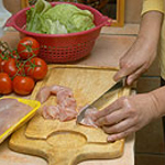Zubereitung von Fleisch und Salat