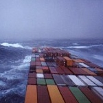 Containerschiff im Sturm