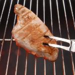 Fleisch wird gegrillt