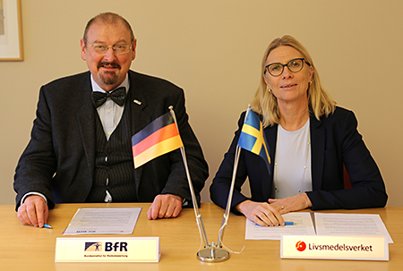 Bild von der Unterzeichnung der Kooperationsvertrages des BfR mit der schwedischen Lebensmittelbehörde