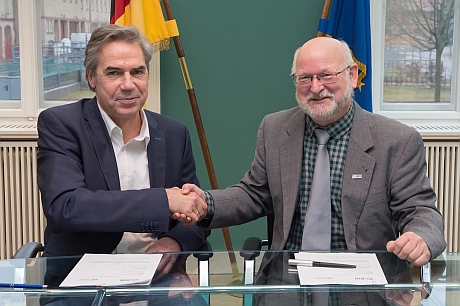 Bild von der Unterzeichnung der Kooperationsvertrages des BfR mit der Hochschule Geisenheim